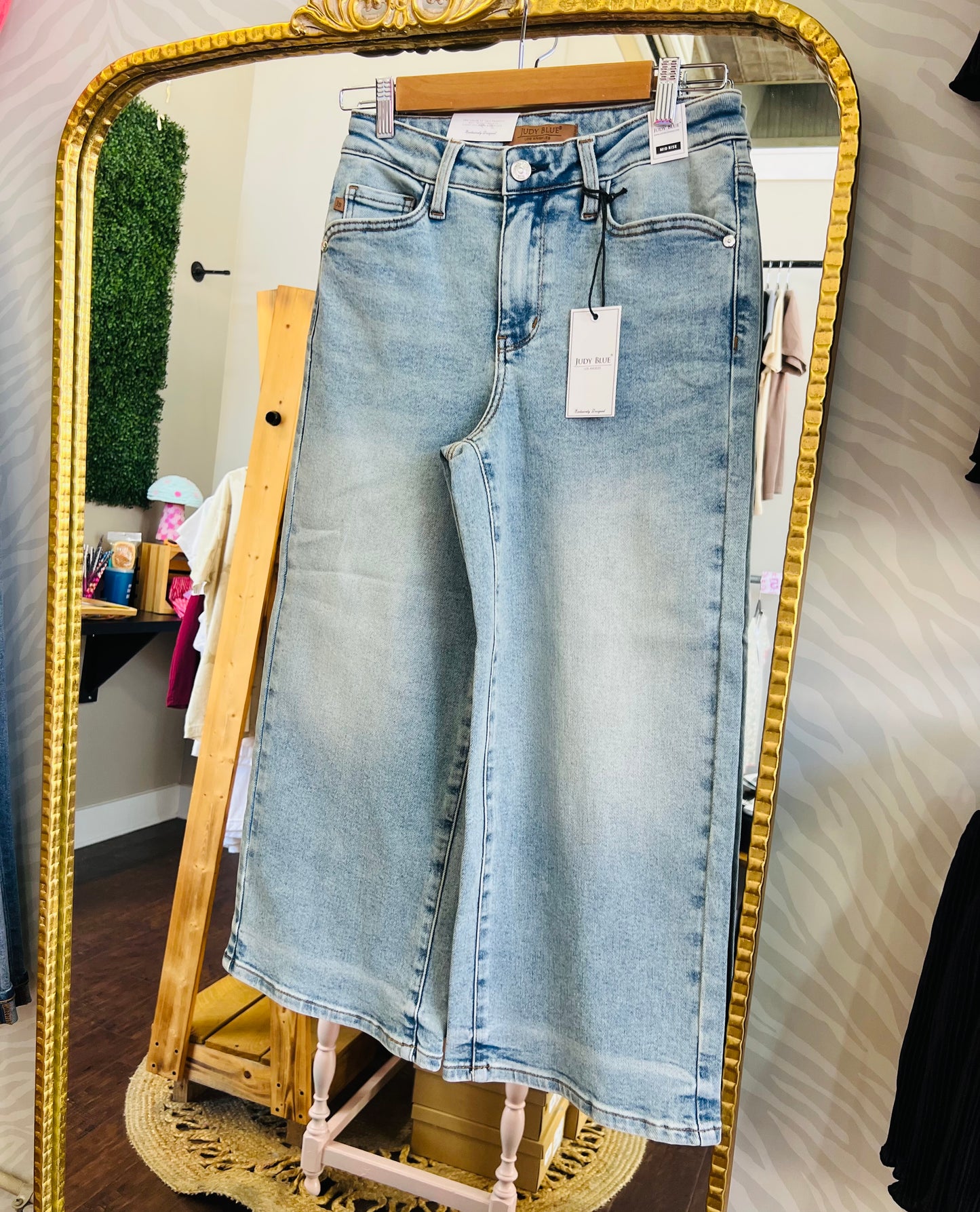 MID RISE WIDE CROP JEANS