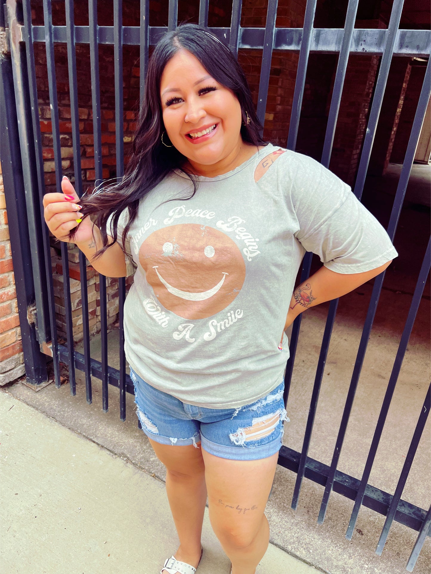 SMILEY FACE MINERAL WASH TEE