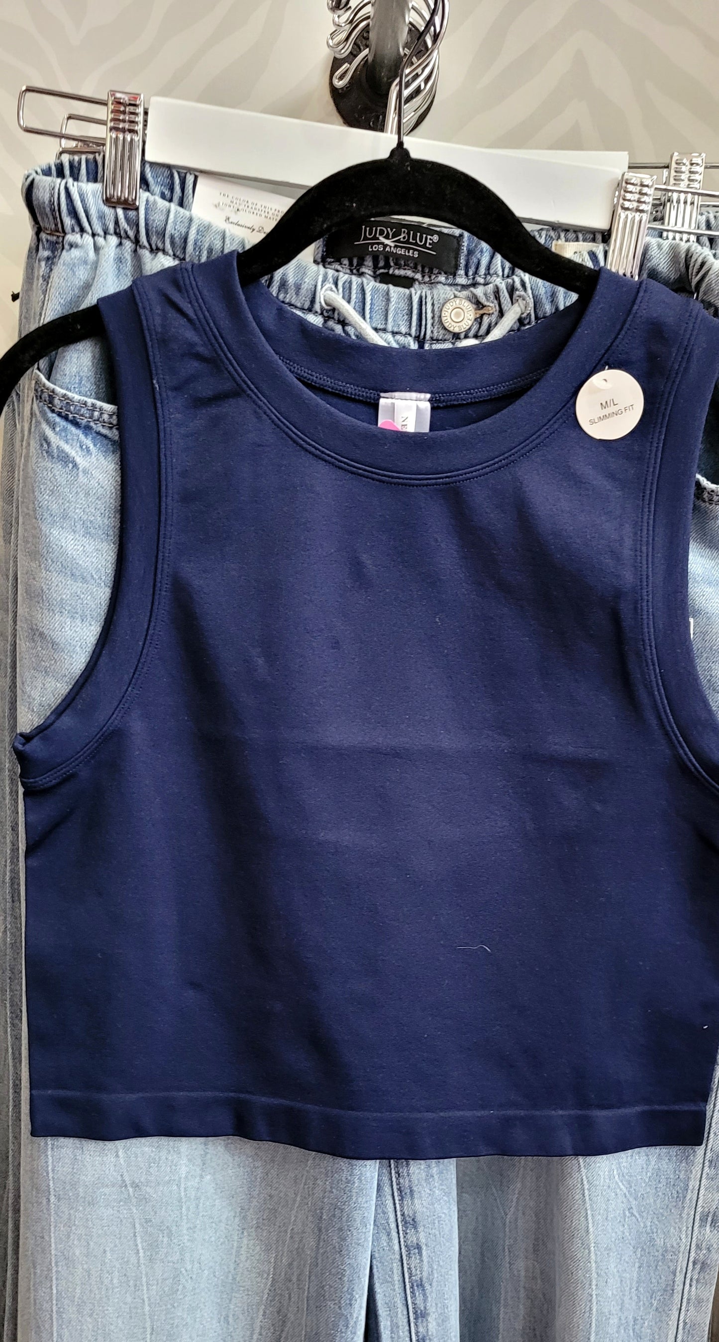 NAVY SEAMLESS CROP TANK