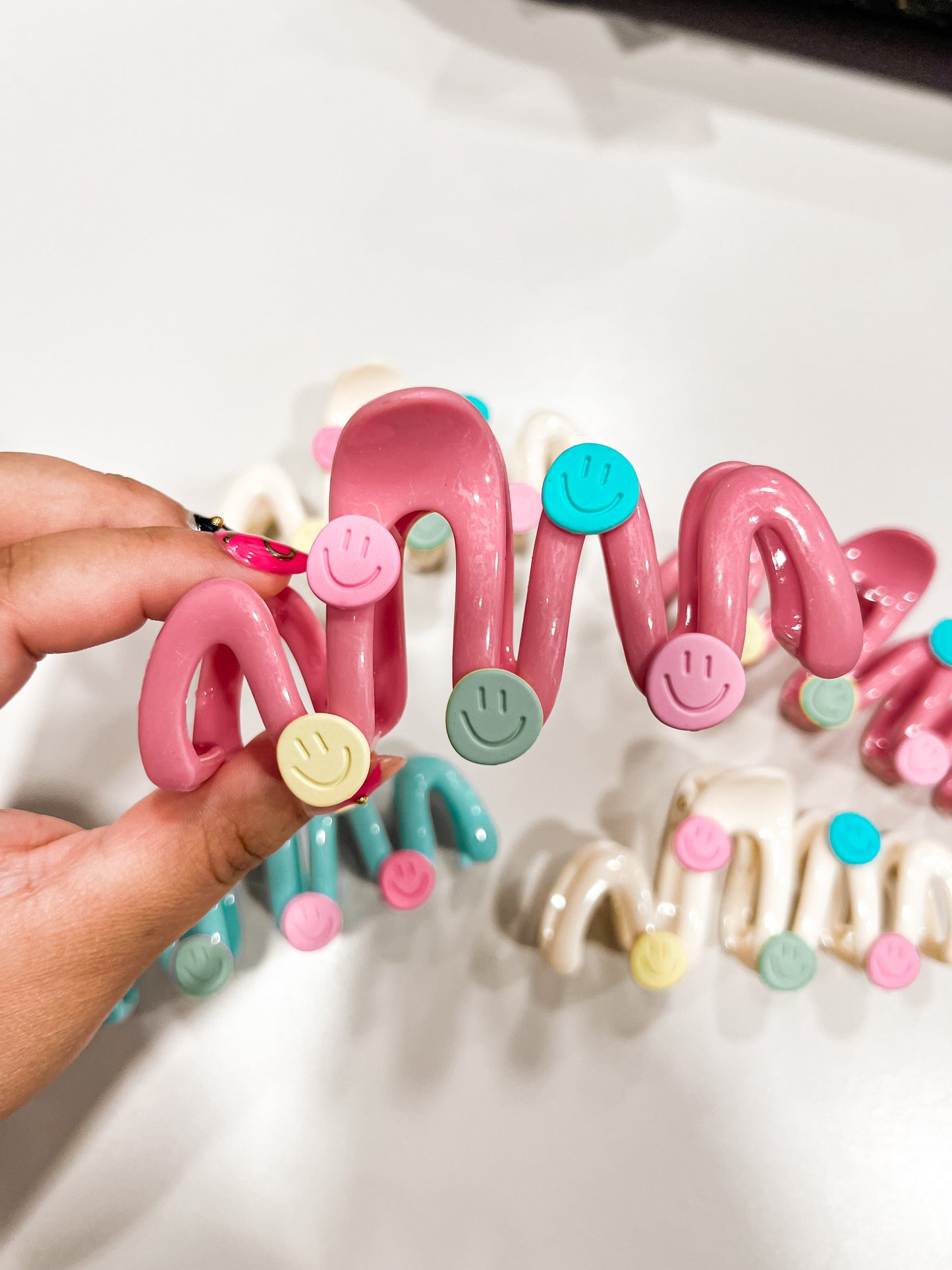 SMILEY WAVY HAIRCLIPS
