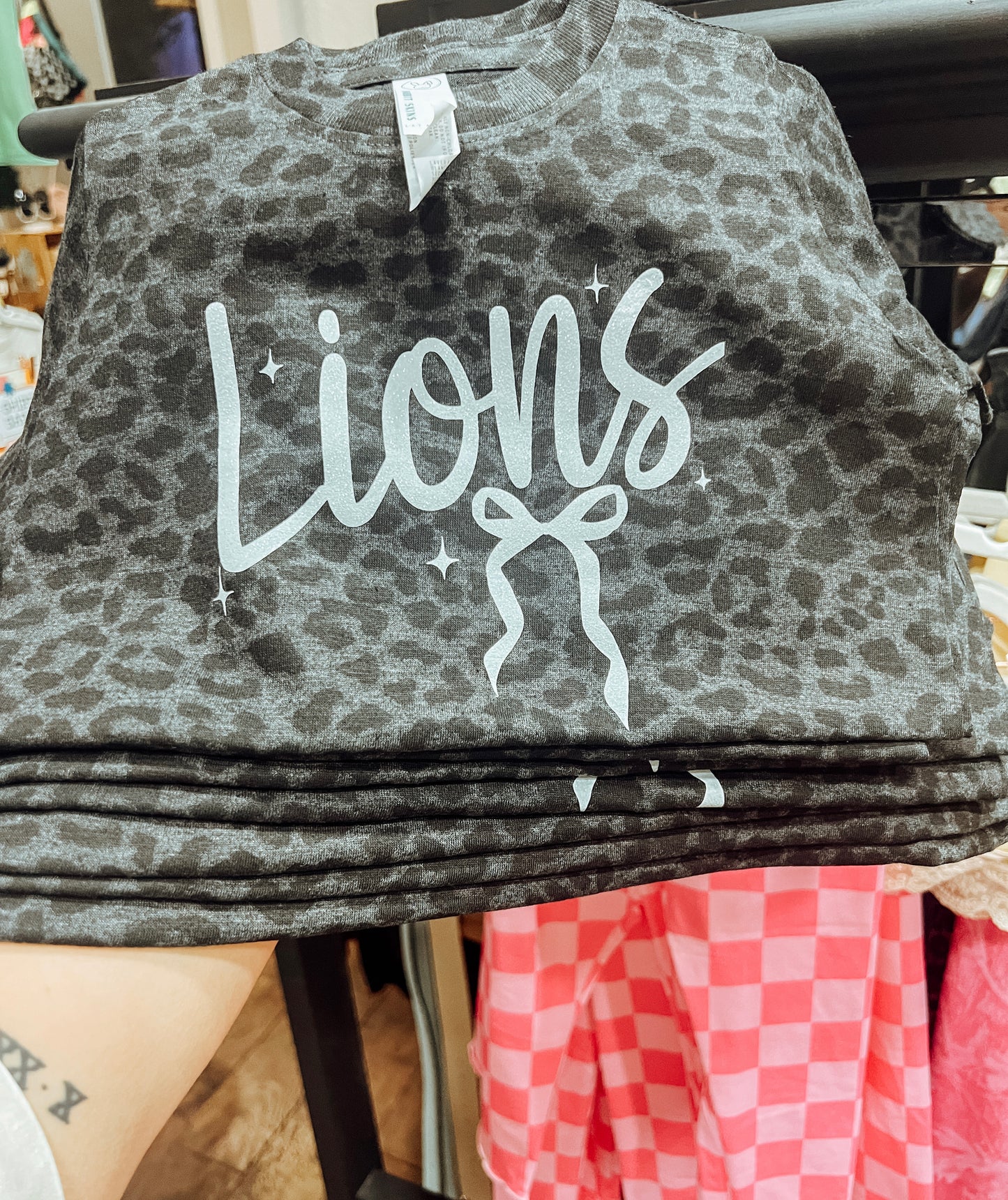 GLITTER LIONS BOW BLACK LEO TEE