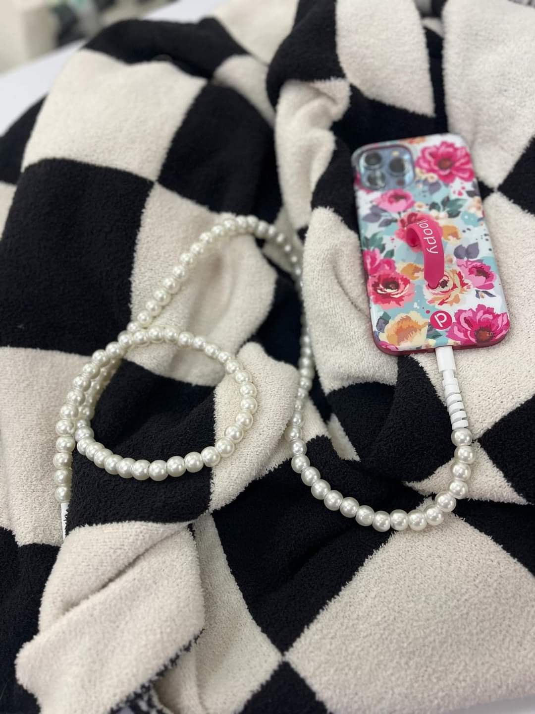 IPHONE PEARL CHARGER